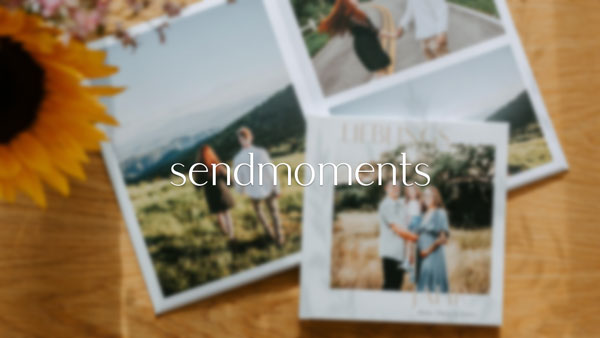 Fotobücher & sendmoments Logo-Overlay